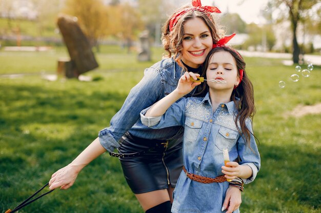 Familia linda y elegante en un parque de primavera