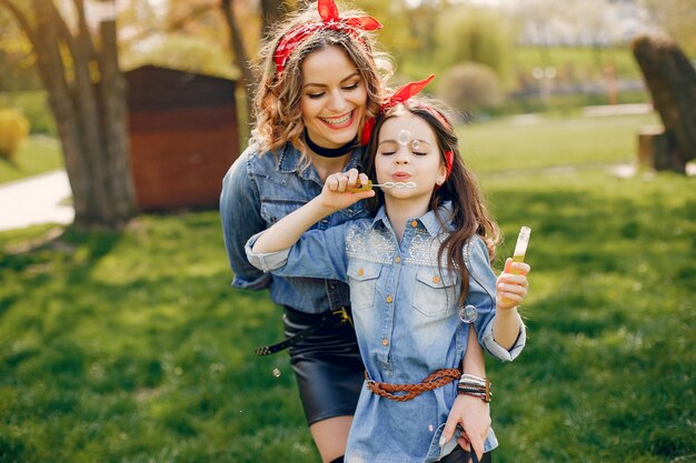 Familia linda y elegante en un parque de primavera