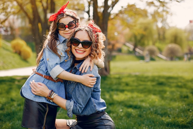 Familia linda y elegante en un parque de primavera