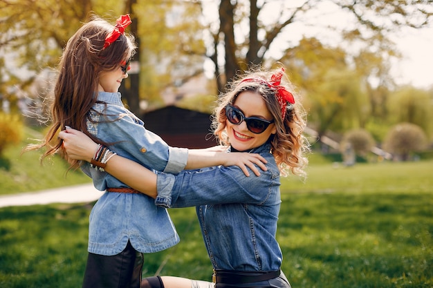 Familia linda y elegante en un parque de primavera