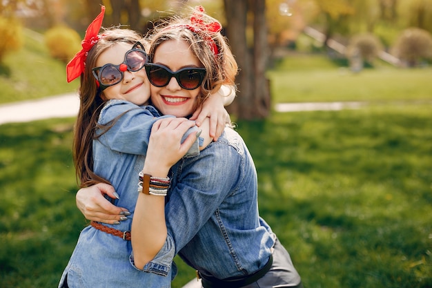 Familia linda y elegante en un parque de primavera