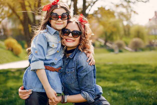 Familia linda y elegante en un parque de primavera