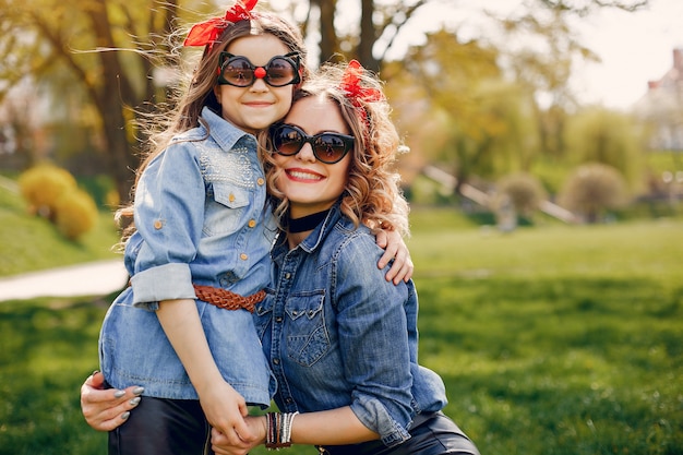 Familia linda y elegante en un parque de primavera