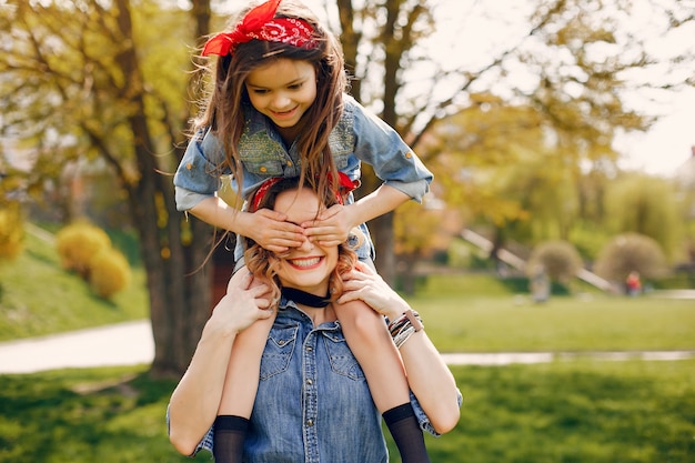 Familia linda y elegante en un parque de primavera