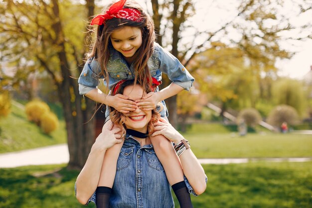 Familia linda y elegante en un parque de primavera