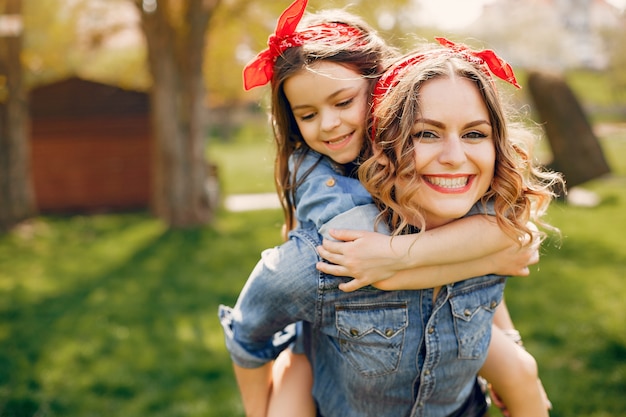 Foto gratuita familia linda y elegante en un parque de primavera