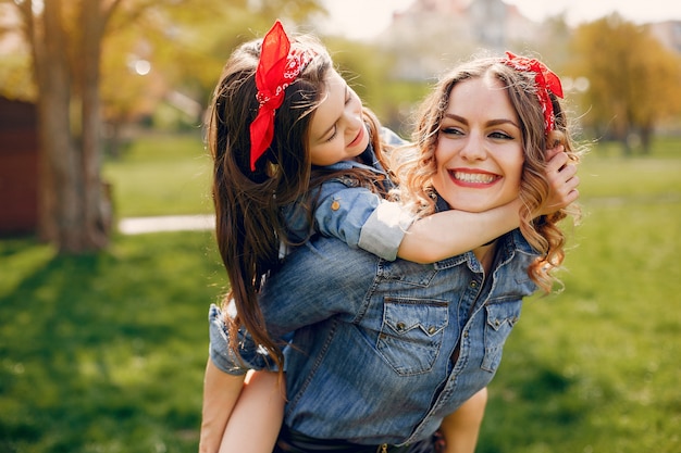 Foto gratuita familia linda y elegante en un parque de primavera