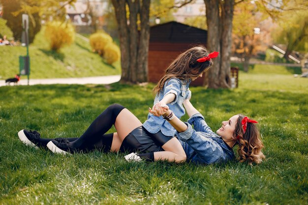 Familia linda y elegante en un parque de primavera