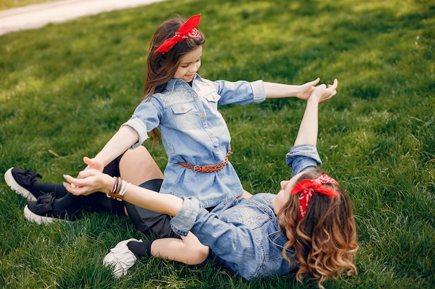 Familia linda y elegante en un parque de primavera