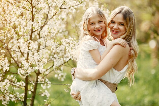 Familia linda y elegante en un parque de primavera