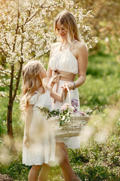 Familia linda y elegante en un parque de primavera