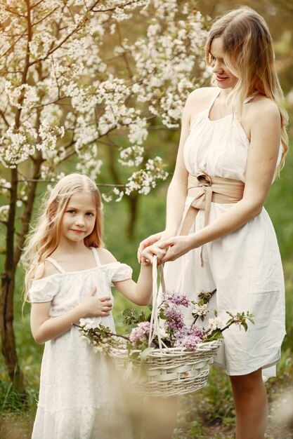 Familia linda y elegante en un parque de primavera