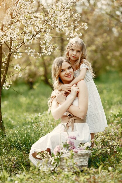 Familia linda y elegante en un parque de primavera