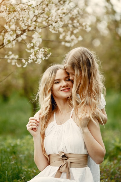 Familia linda y elegante en un parque de primavera