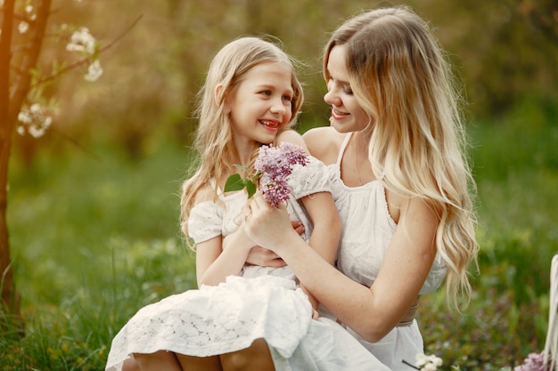 Familia linda y elegante en un parque de primavera