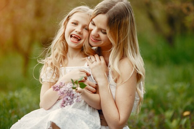 Familia linda y elegante en un parque de primavera