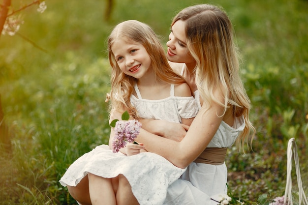 Familia linda y elegante en un parque de primavera