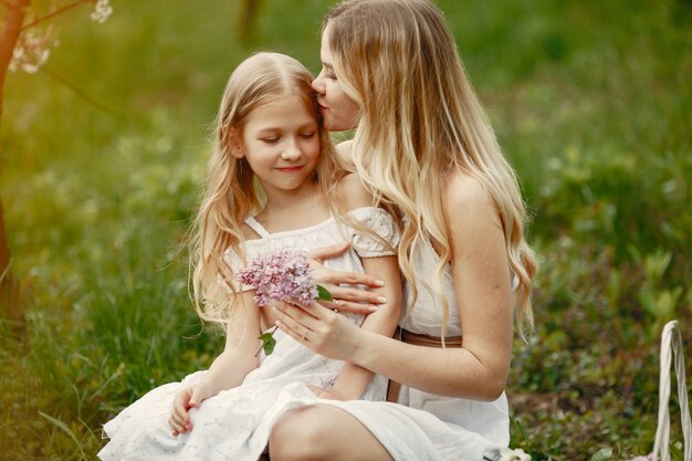 Familia linda y elegante en un parque de primavera