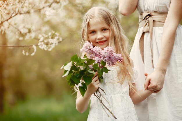 Familia linda y elegante en un parque de primavera