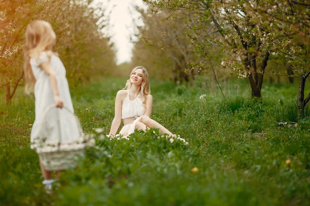 Familia linda y elegante en un parque de primavera