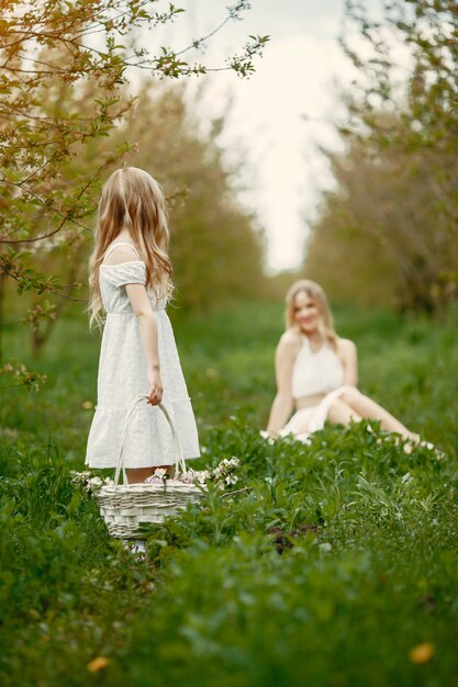 Familia linda y elegante en un parque de primavera