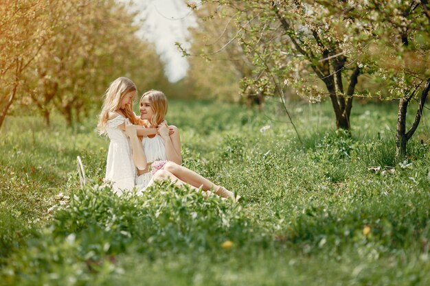 Familia linda y elegante en un parque de primavera