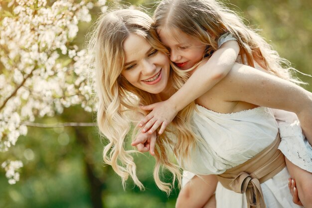 Familia linda y elegante en un parque de primavera