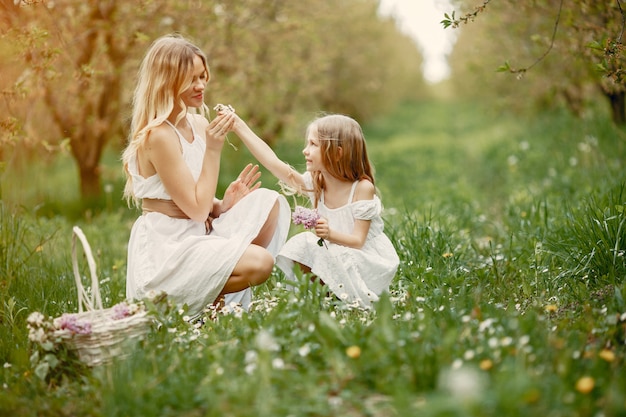 Familia linda y elegante en un parque de primavera