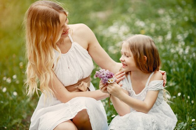 Familia linda y elegante en un parque de primavera