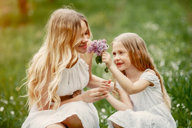 Familia linda y elegante en un parque de primavera