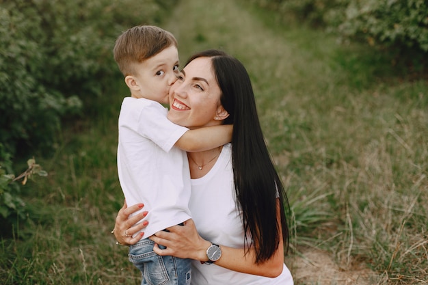 Foto gratuita familia linda y elegante en un parque de verano