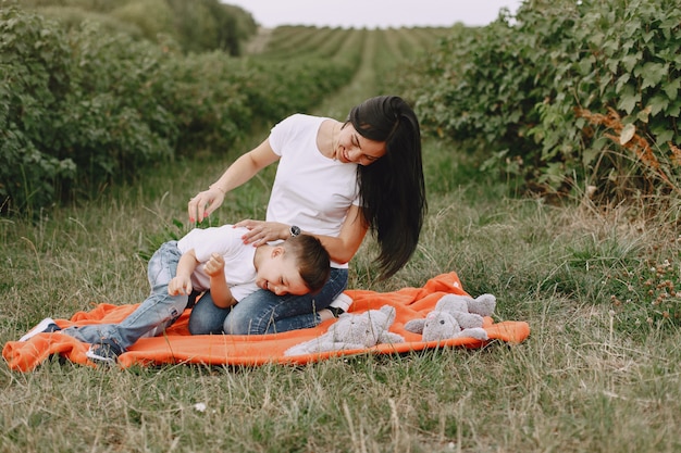 Familia linda y elegante en un parque de verano