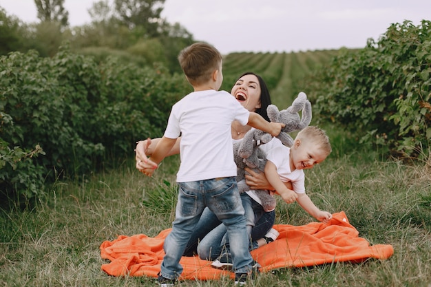 Familia linda y elegante en un parque de verano