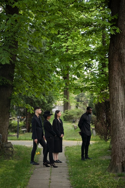 Familia de luto en el cementerio