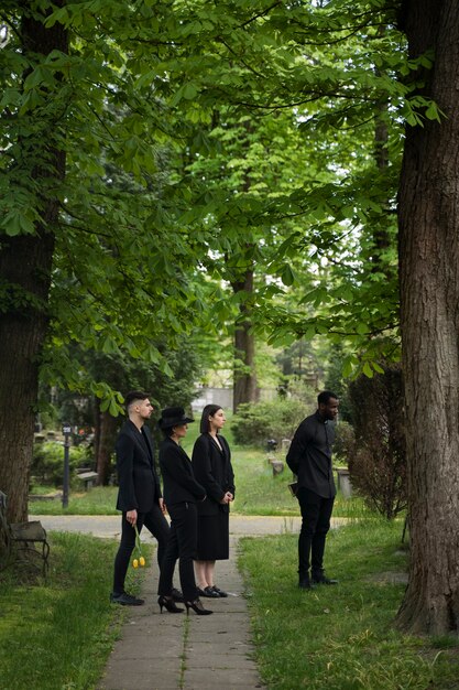 Familia de luto en el cementerio