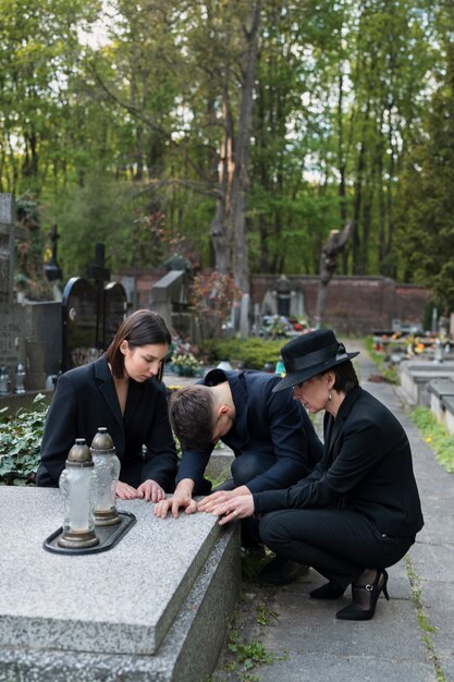 Familia de luto junta en el cementerio