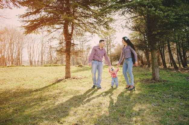 familia en una madera