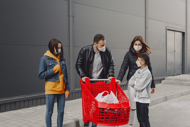 Foto gratuito familia con máscaras de protección con compras