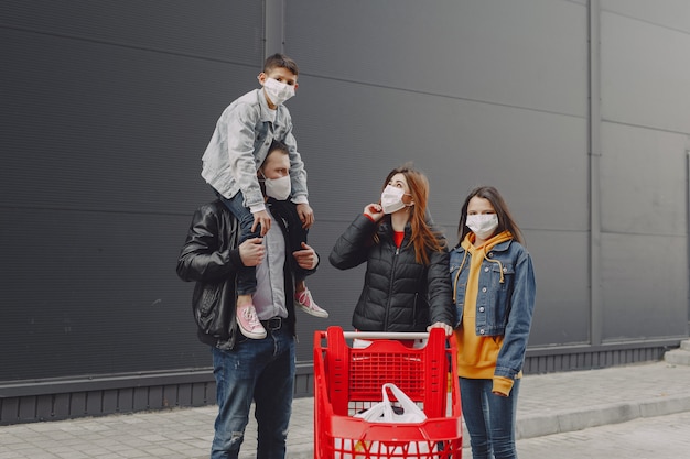 Foto gratuita familia en máscaras protectoras con compras