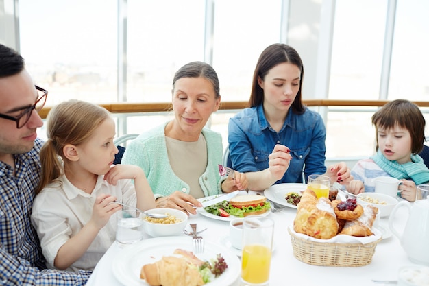 Foto gratuita familia por mesa