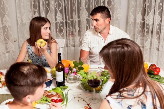 Foto gratuita familia en la mesa