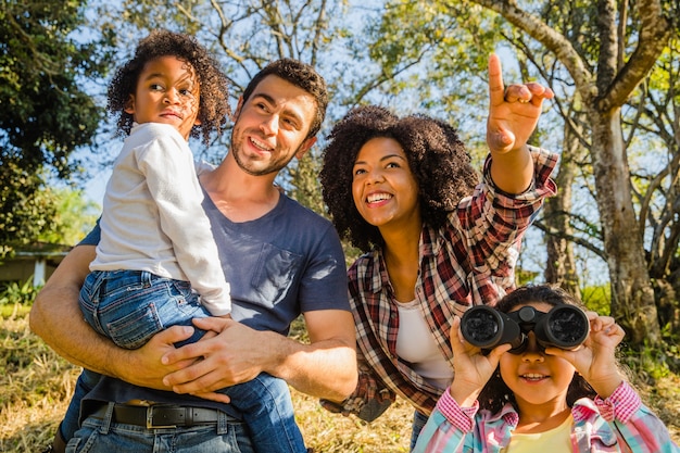 Familia mirando adelante