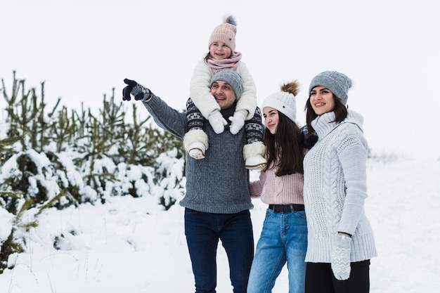 Foto gratuita familia mirando y dirección puntiaguda