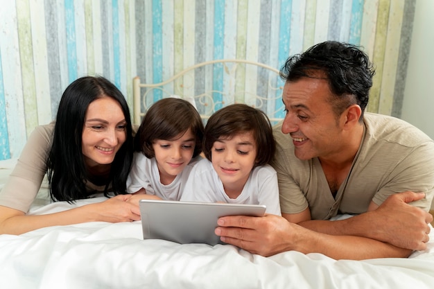 Familia mirando juntos en una tableta en casa