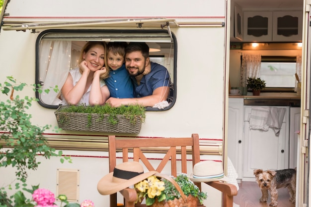 Familia mirando por la ventana de una caravana