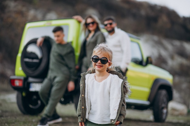 Familia moderna joven que viajaba en coche y se detuvo a caminar en el parque