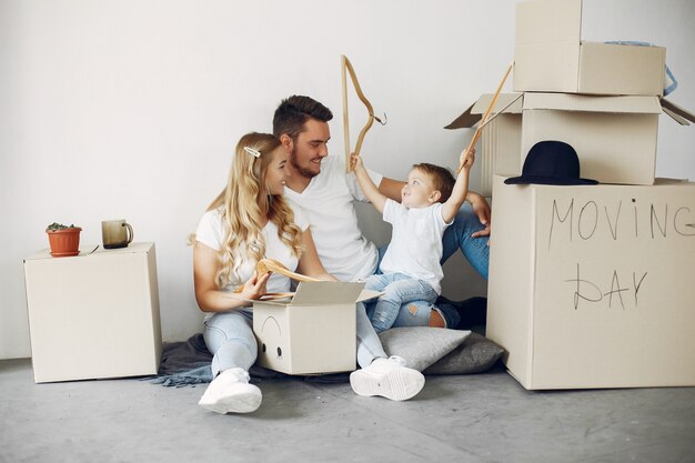 Familia moviéndose y usando cajas