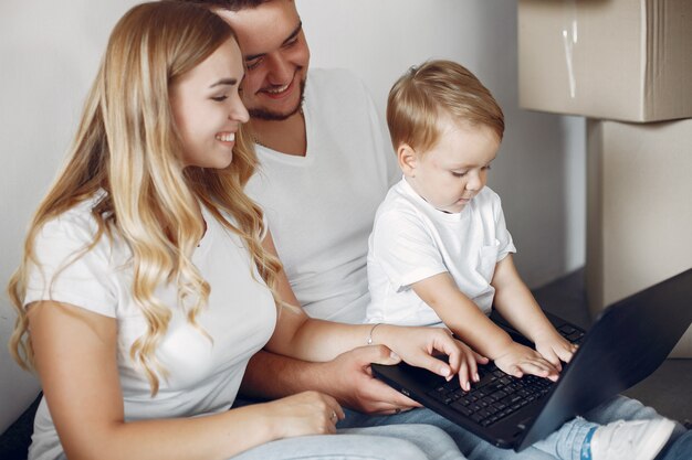 Familia moviéndose y usando cajas