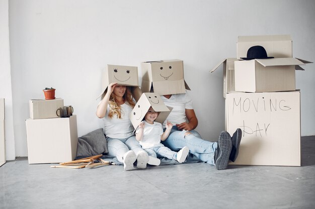 Familia moviéndose y usando cajas