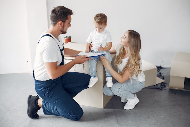 Familia moviéndose y usando cajas